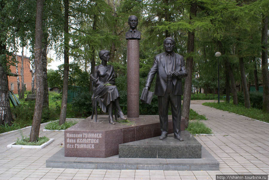 Памятник семье — Анне Ахматовой, Николаю Гумилеву и Льву Гумилеву Бежецк, Россия