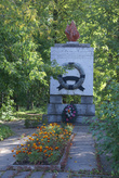 Памятник героям в парке