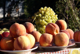 Персики и виноград на столе