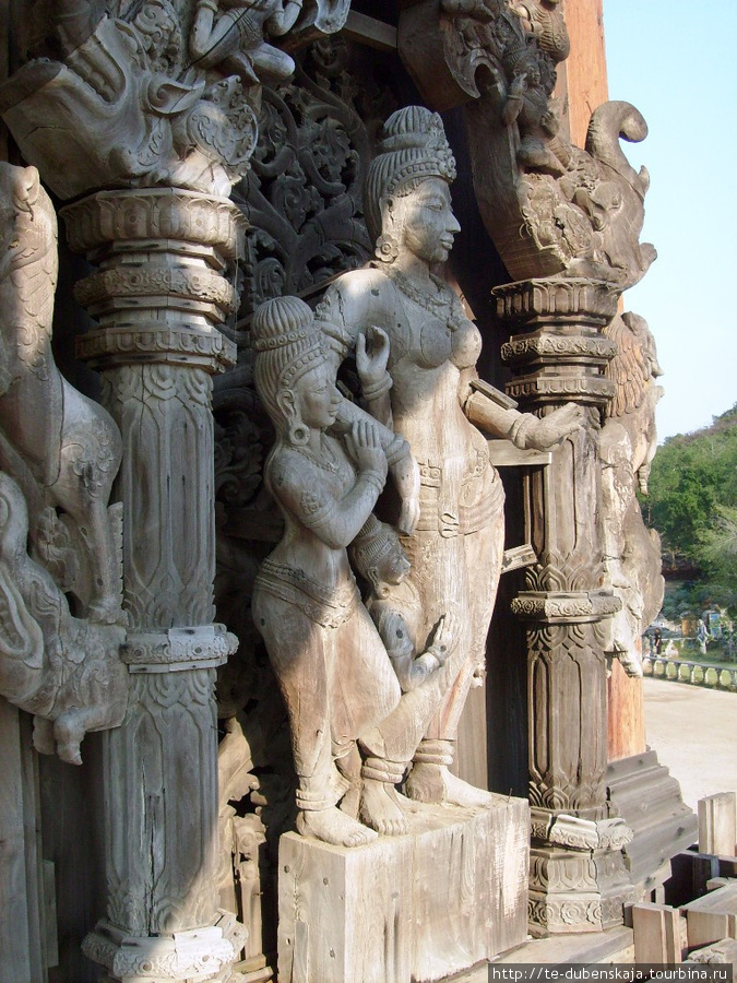 Статуи снаружи храма. Паттайя, Таиланд