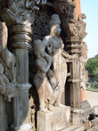 Статуи снаружи храма.