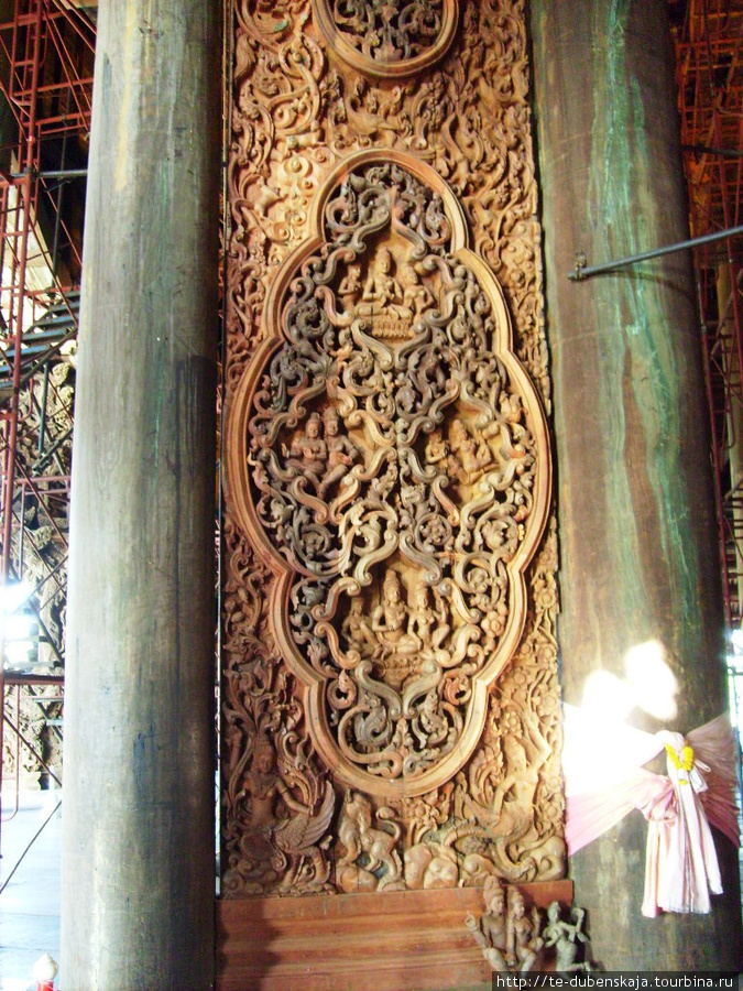 Колонны храма. Паттайя, Таиланд