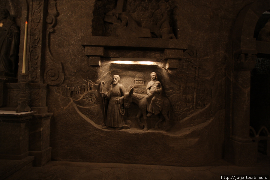 В часовне расположены фигуры святой Кинги и других местных святых, соляная копия «Тайной вечери» Леонардо да Винчи, а также много других скульптур на религиозную тему. Величка, Польша