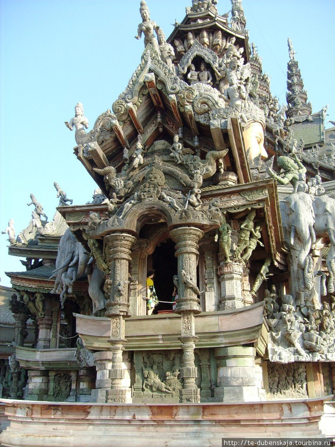 Храм со стороны моря Паттайя, Таиланд