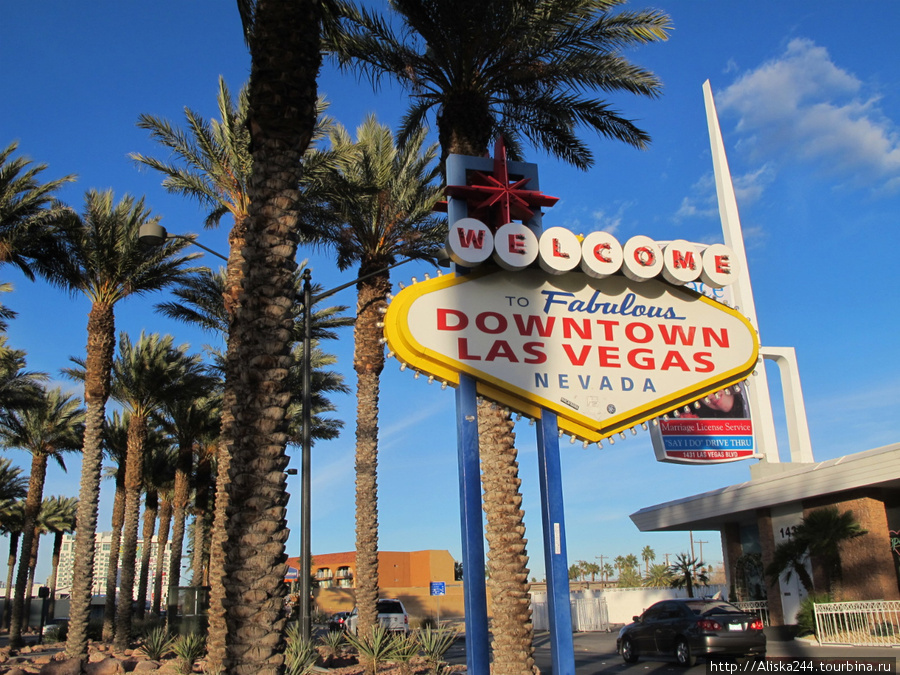 Классика жанра. 
Знак посередине Las Vegas Boulevard. Лас-Вегас, CША