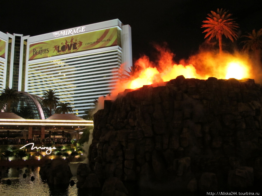 взрыв вулкана (шоу) около казино и отеля Мираж Лас-Вегас, CША