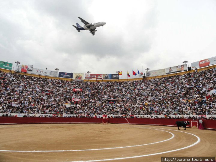 Самолет, пролетающий над стадионом Кито, Эквадор