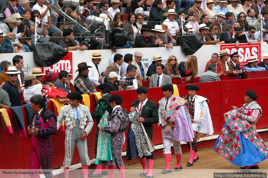 Участники одевают плащи Кито, Эквадор
