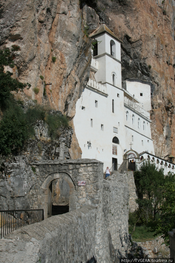 Монастырь Острог высечен в скале.К нему от дороги ведет  тропа вверх:только пешком. Черногория