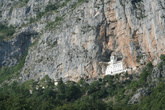На подъезде к монастырю Острог. Высоко в горах высечен этот православный монастырь .Добраться на машине сложно по узкой ,опасной дороге.