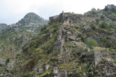 Крепостные стены вокруг города крепости Котор.