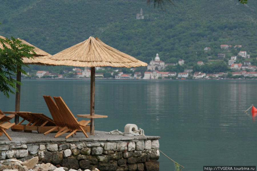 В Боко-Которской бухте купаться неудобно,только такие пляжи. Черногория