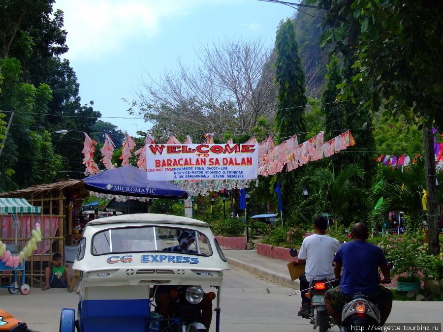 Улицы Эль Нидо. Готовятся к празднику  День Революции Эль-Нидо, остров Палаван, Филиппины