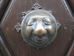 Яблочная бабенка  от Гофмана . Дом на узкой  улочке Айсгруббе,14 упомянут еще в 1299 г. на дверях его есть дверная вращающаяся ручка.Гофман увековечил ее в своем Золотом горшке.