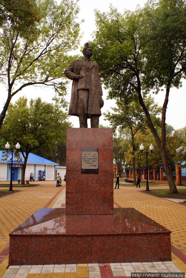 Памятник Макксиму Горькому в городском парке Ейска Ейск, Россия