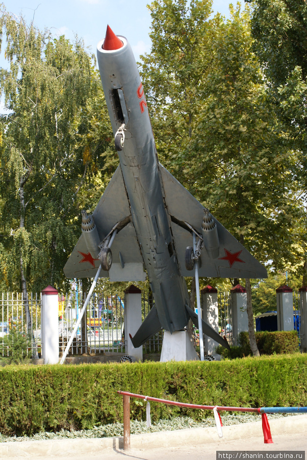 Самолет МИГ-15 у входа в парк 40-летия Октября в Краснодаре Краснодар, Россия