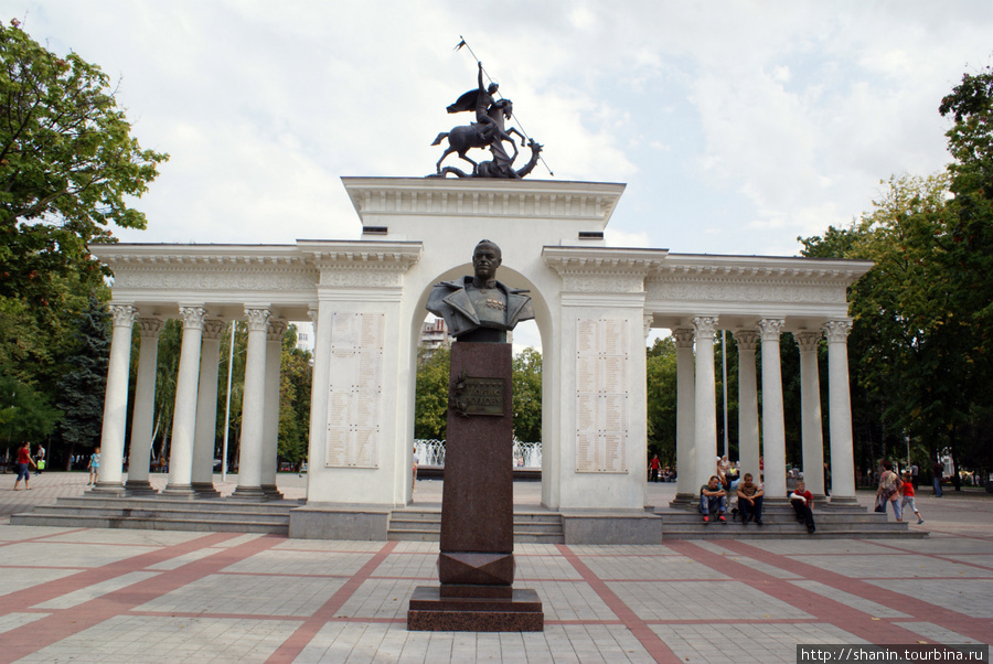 Историческая столица кубани. Памятник Жукова Краснодар. Сквер Жукова Краснодар. Памятник Жукову в Краснодаре. Памятник в сквере Жукова Краснодар.