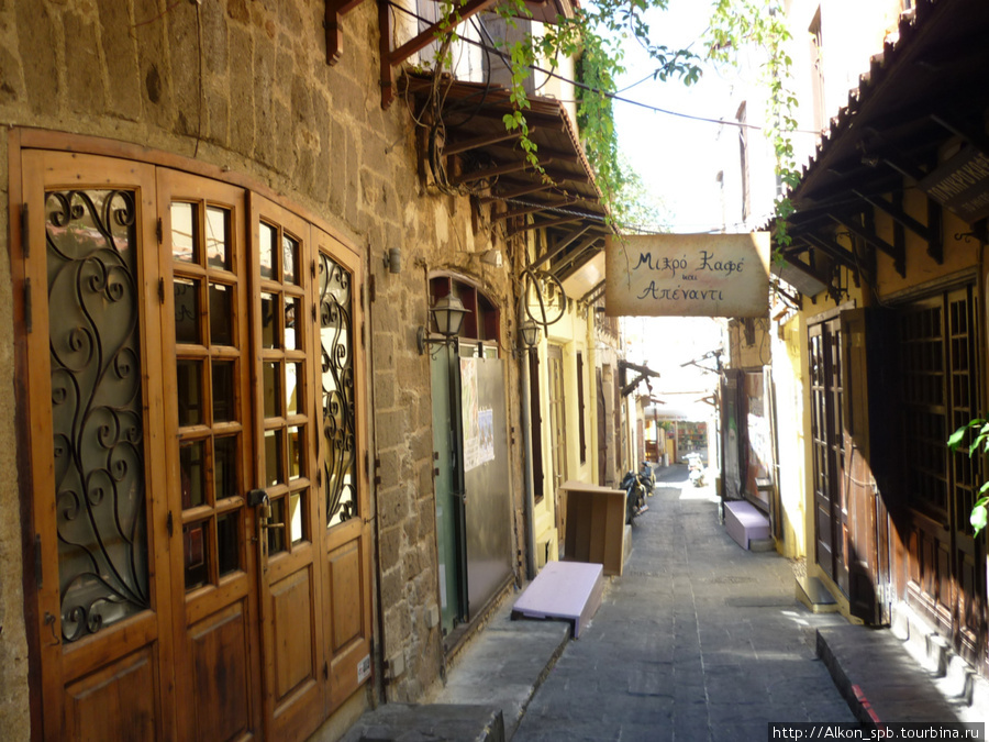 Улочка в старом городе, рядом с портом Родос, остров Родос, Греция