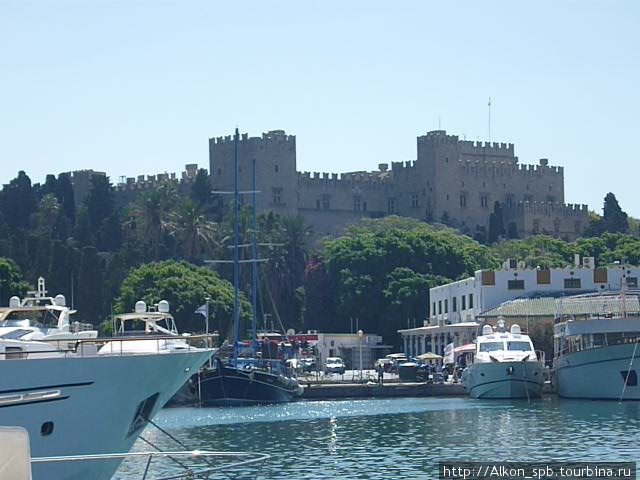 Вид на старый город и дворец Великого магистра со стороны порта Родос, остров Родос, Греция