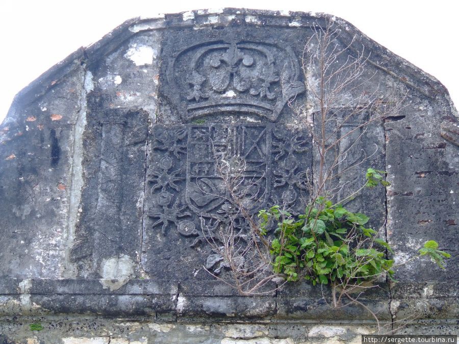 Над входом герб Пуэрто-Принсеса, остров Палаван, Филиппины