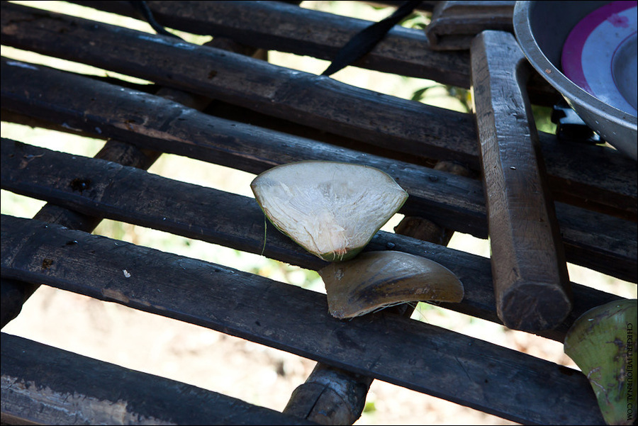 А это первый кусок от кокоса — он используется как ложка, что бы есть мягкую внутренность кокоса Тагайтай, Филиппины