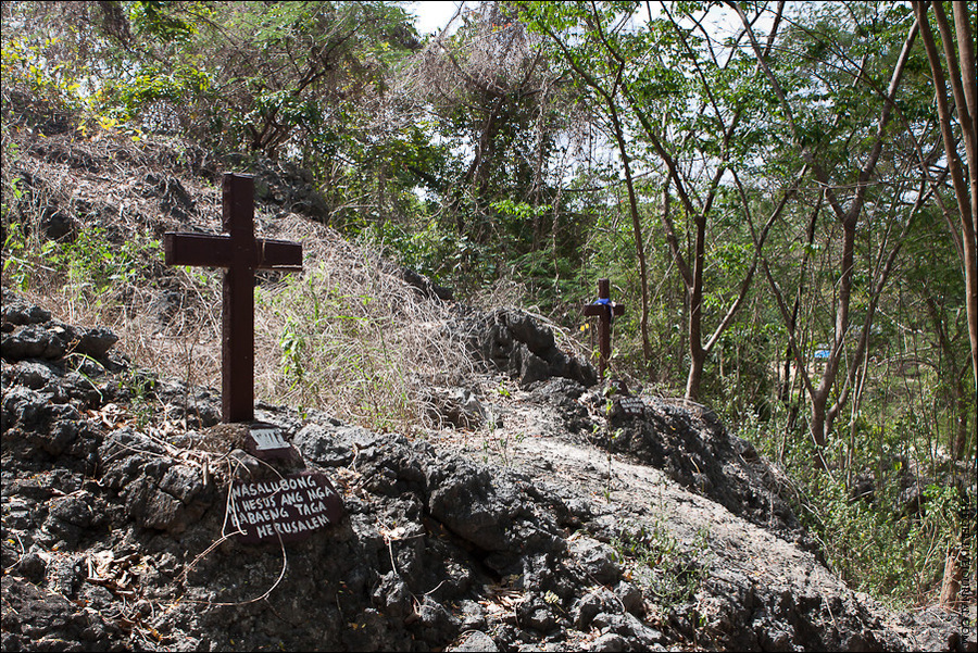 Тут проходили бои во Вторую Мировую, поэтому тут много крестов Кабанатуан, Филиппины