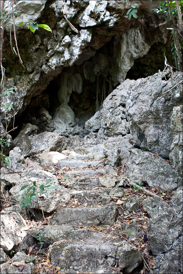 Пещера Байукбок — залезть туда довольно трудно Кабанатуан, Филиппины