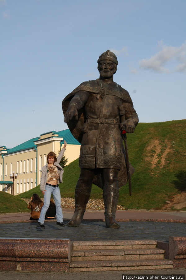 Памятник основателю Дмитрова — Всеволоду Большое Гнездо