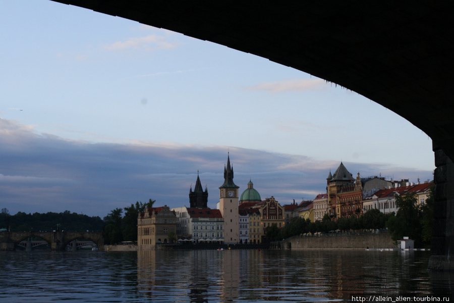 Вперед — под мостом, как Чкалов. Прага, Чехия