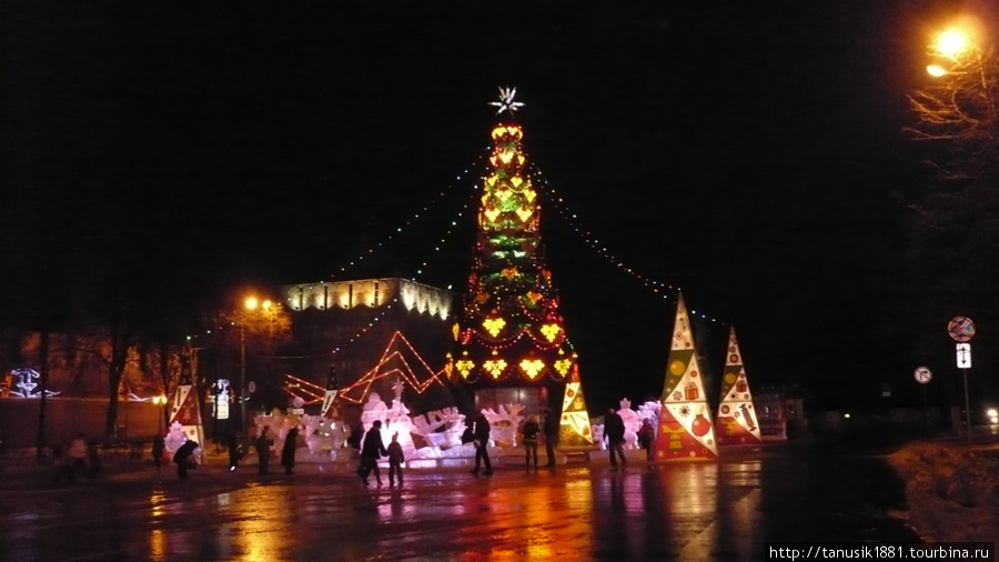 елка на площади Минина и ледяные скульптуры Нижний Новгород, Россия