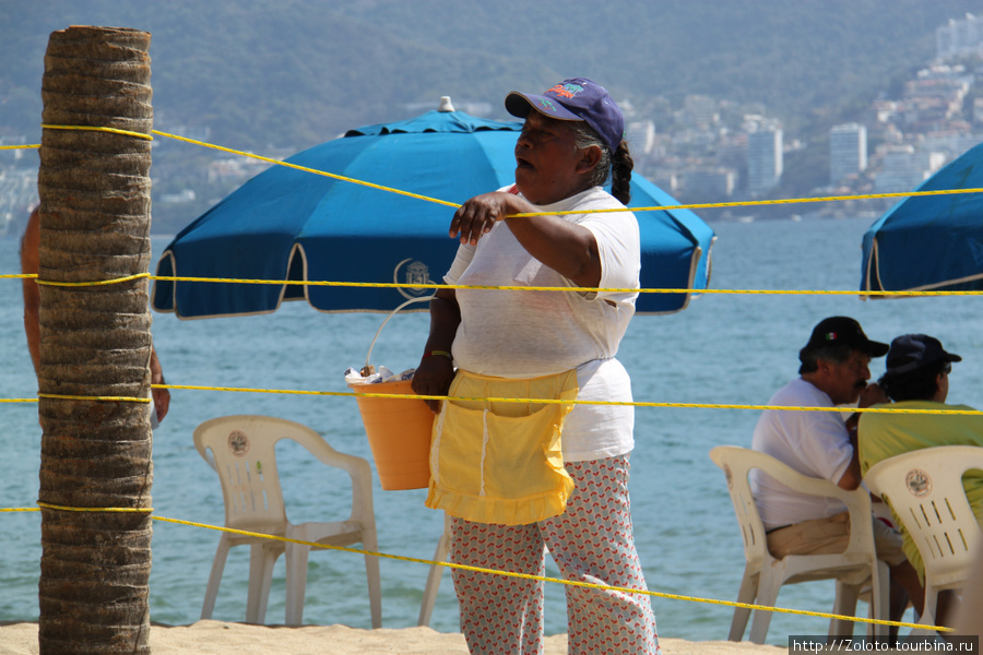 Незатейливый пляжный сервис в Акапулько Акапулько, Мексика