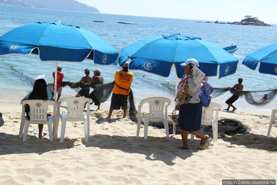 Незатейливый пляжный сервис в Акапулько