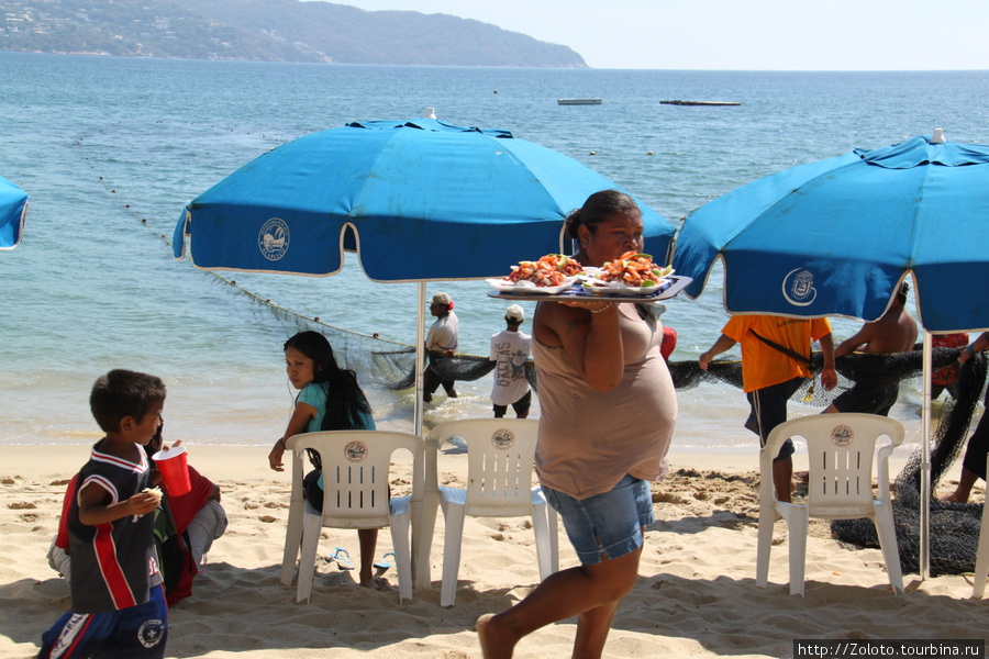 Незатейливый пляжный сервис в Акапулько
