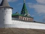 монастырь окружен крепостными стенами и башнями