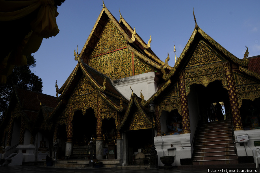 Ват Пхра Тхат Дой Сутхеп и лестница Нагов. Чиангмай, Таиланд