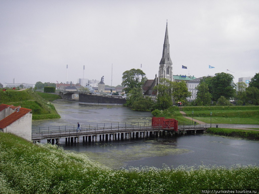 Копенгаген, мост в Цитадель и  неоготическая англиканская церковь Святого Албана Дания