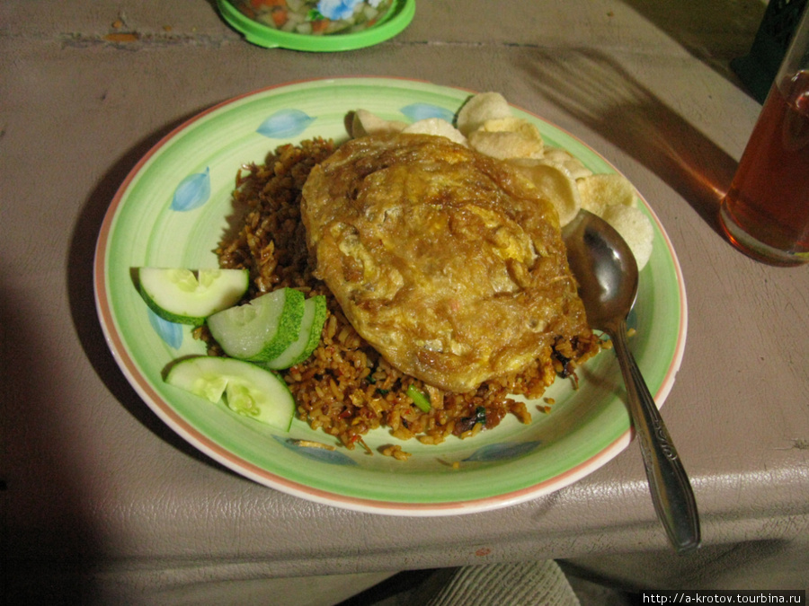 Местная еда в общественной едальне Джамби, Индонезия