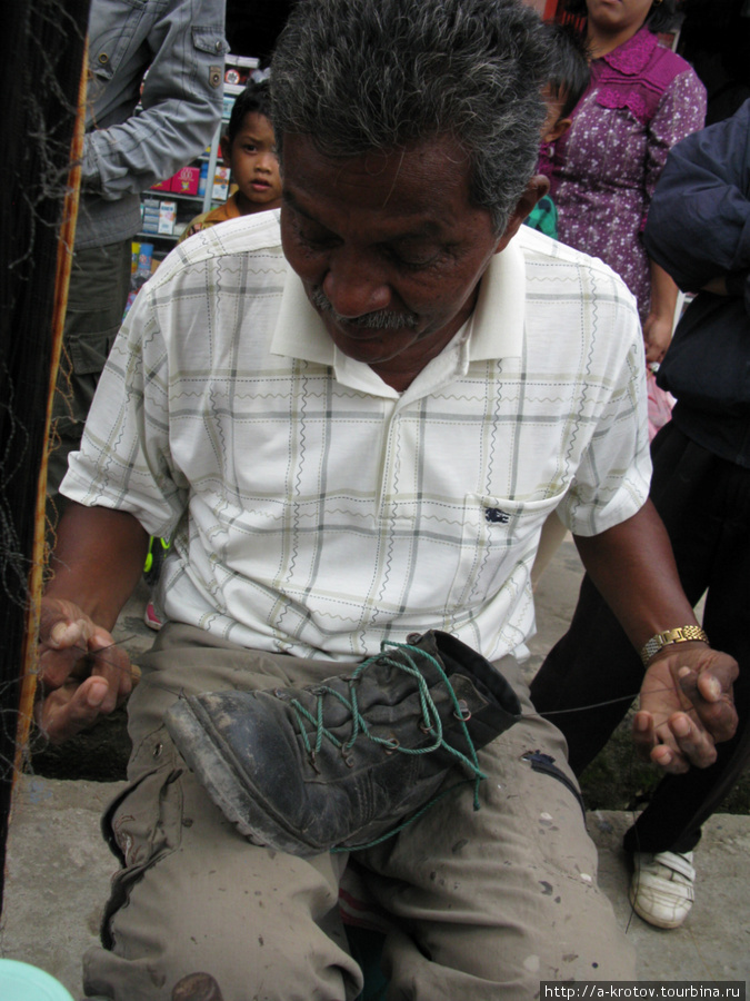 Мужик-сапожник чинит мой ботинок (ботинку больше 2х лет) Джамби, Индонезия
