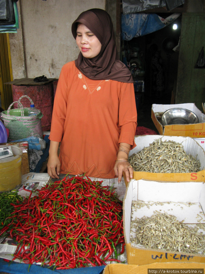 Воскресный рынок в индонезийском селе Bangko Джамби, Индонезия