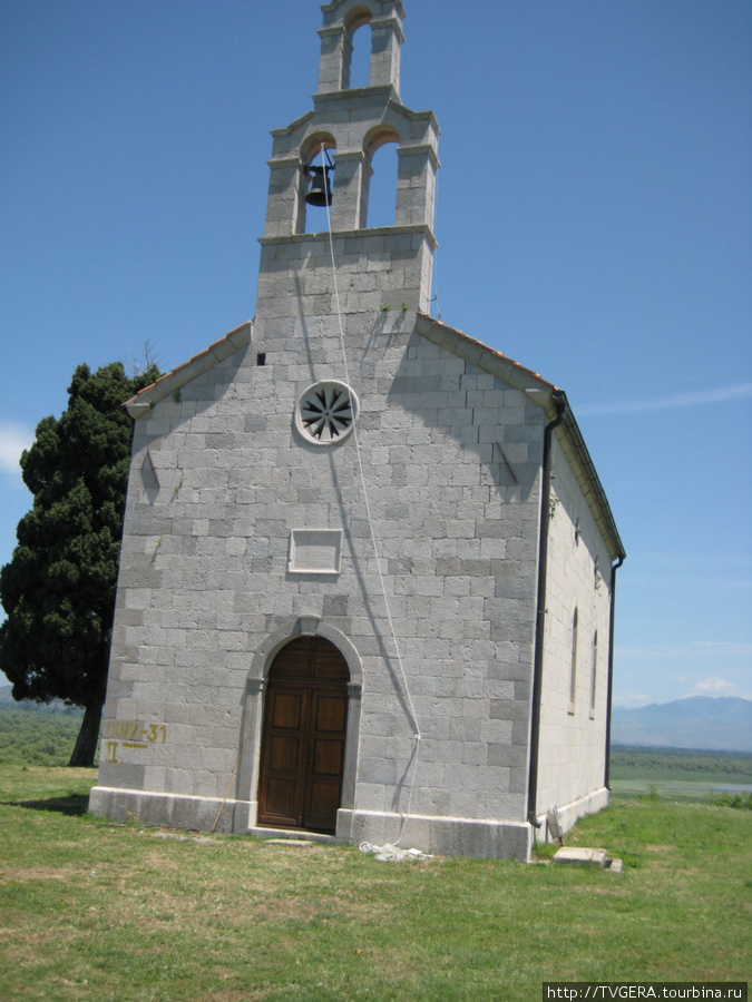Типичная по архитектуре православная церковь.Самые первые появились еще в 8 в.н.э.Современные строют такие же по традиции. Эта стоит на горе над Скадарским озером. Черногория