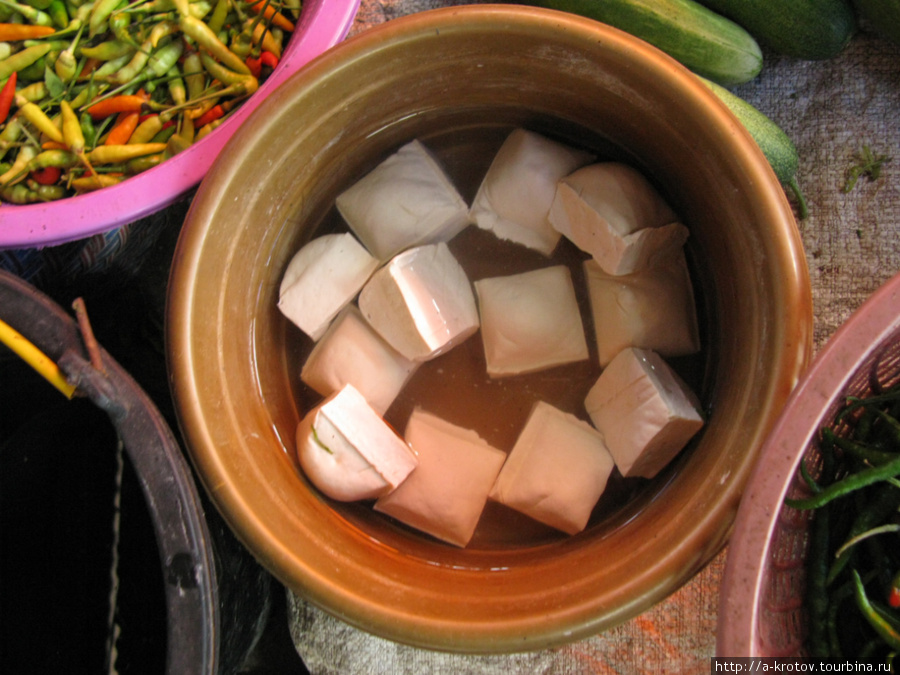 Таху — соевые кубики, изготовление коих мы наблюдали в фотоальбоме 
