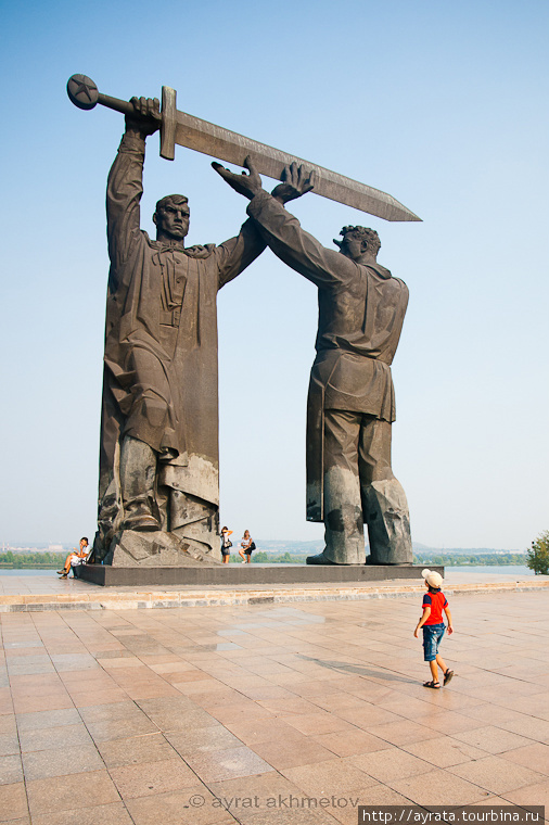 вид на памятник Тыл Фронту Магнитогорск, Россия