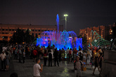 ровно в 22:00 рядом со зданием администрации начинается шоу с поющими фонтанами)