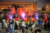 ровно в 22:00 рядом со зданием администрации начинается шоу с поющими фонтанами)