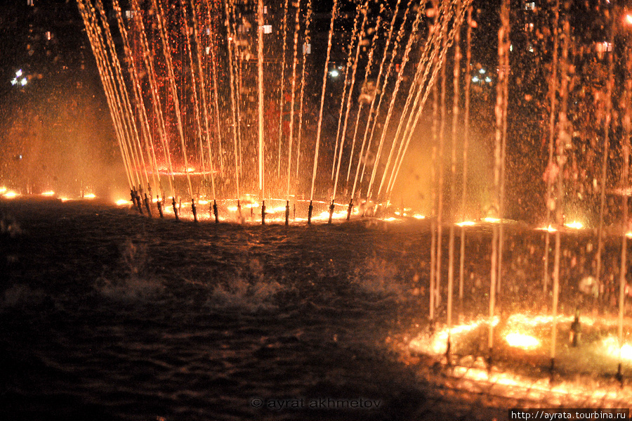 ровно в 22:00 рядом со зданием администрации начинается шоу с поющими фонтанами) Магнитогорск, Россия