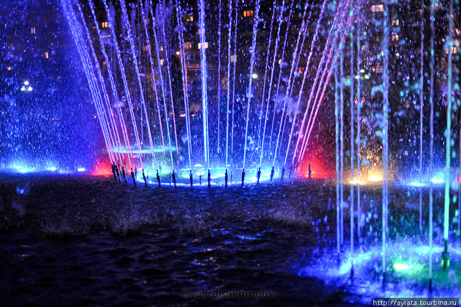 ровно в 22:00 рядом со зданием администрации начинается шоу с поющими фонтанами) Магнитогорск, Россия