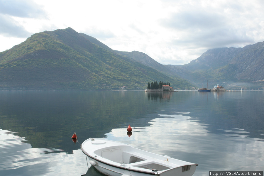 Вечереет и тени от гор ложатся в море. Черногория