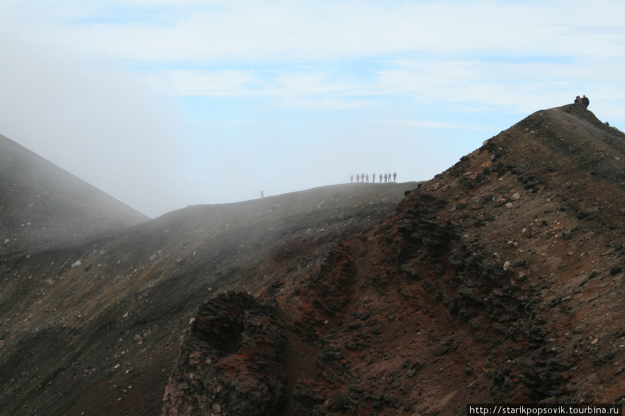 группа туристов идёт по кратеру Горелого Камчатский край, Россия