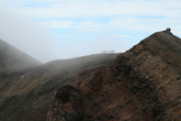 группа туристов идёт по кратеру Горелого