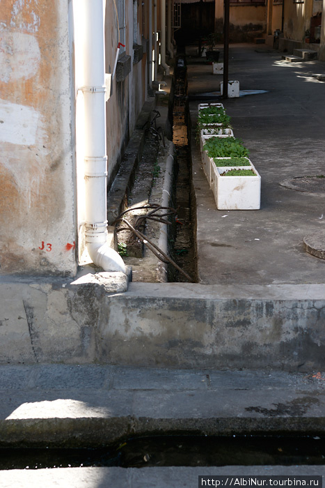 В Дали уже не бывает морозов, потому канализация, это узкие и глубокие, каменные самотечные водостоки, проложенные прямо вдоль стен домов и по улицам, иногда закрытые, но чаще открытые с мостиками в особо широких местах. Дали, Китай